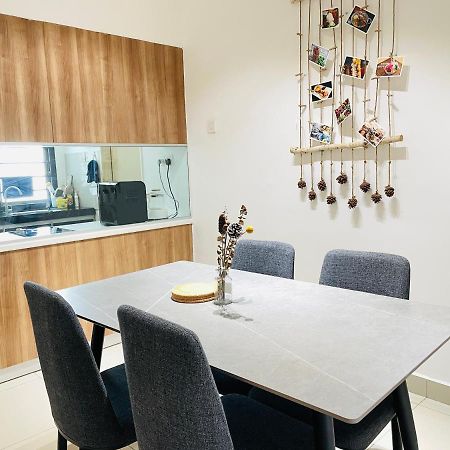 Palazio Mount Austin 2Br Studio Pool View With Tv Box-3 Plus 1 Pax C2-07 Джохор Бахру Екстериор снимка