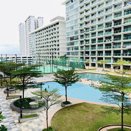 Palazio Mount Austin 2Br Studio Pool View With Tv Box-3 Plus 1 Pax C2-07 Джохор Бахру Екстериор снимка