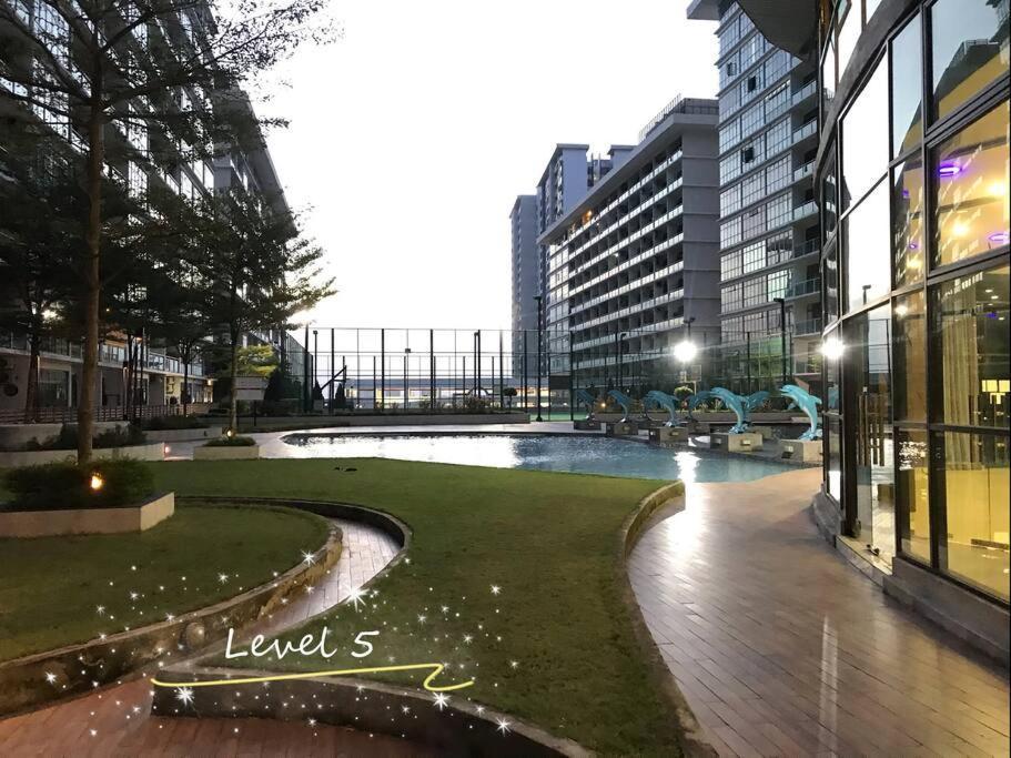 Palazio Mount Austin 2Br Studio Pool View With Tv Box-3 Plus 1 Pax C2-07 Джохор Бахру Екстериор снимка