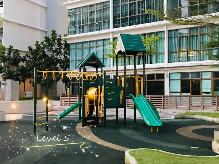 Palazio Mount Austin 2Br Studio Pool View With Tv Box-3 Plus 1 Pax C2-07 Джохор Бахру Екстериор снимка